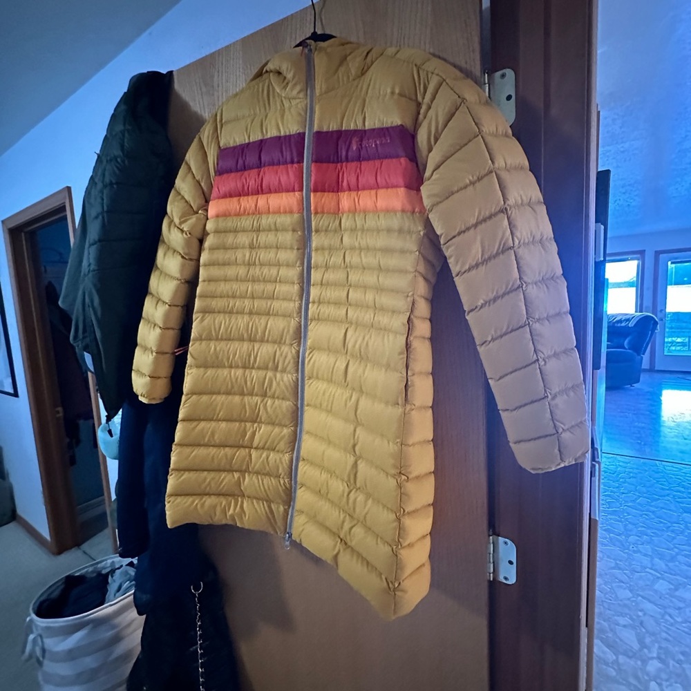 Women’s size medium Cotopaxi jacket no rips or holes, very good used condition.
